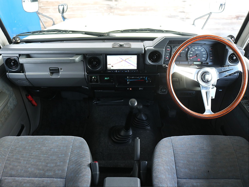 トヨタ ランドクルーザー70(2枚目)