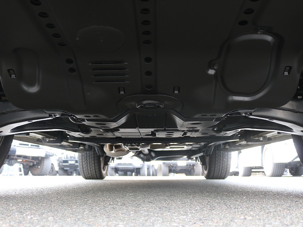 下回りもご覧の通りキレイなコンディションです！FLEXオリジナルの防錆塗装アンダーFシールド施工済み！