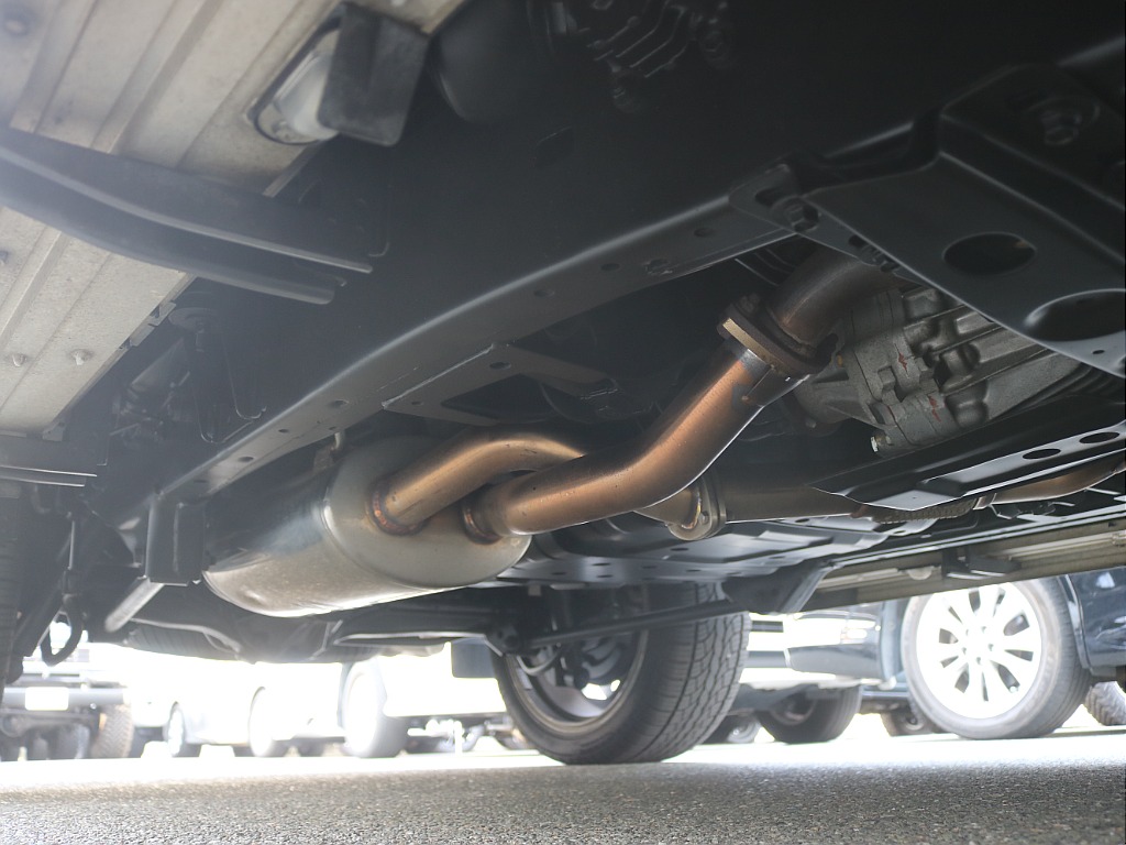 下回りもご覧の通りキレイなコンディションです！FLEXオリジナルの防錆塗装アンダーFシールド施工済み！