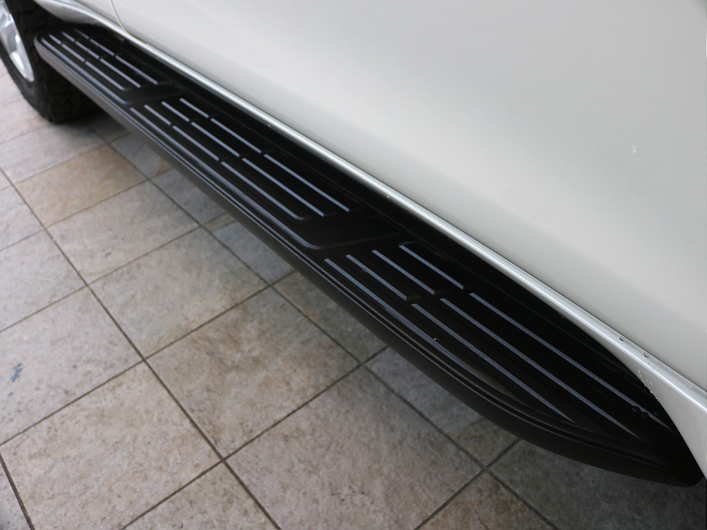 サイドステップで乗り降りも楽々！