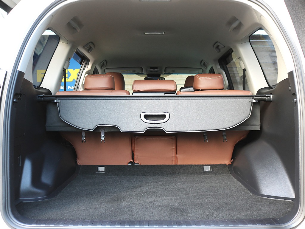 ラゲッジスペースにはトノカバーも装備！