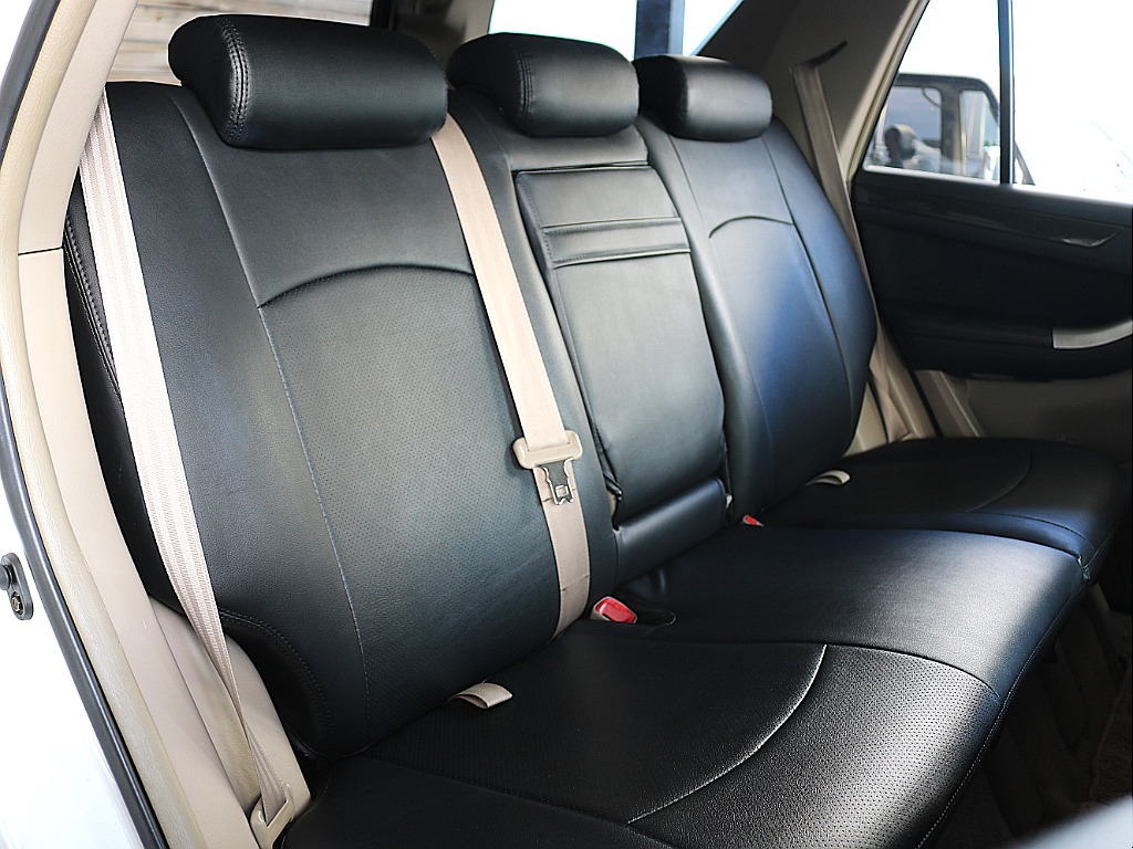 全席にブラックレザー調シートカバーが取付済み！車内の雰囲気も高級感UP♪