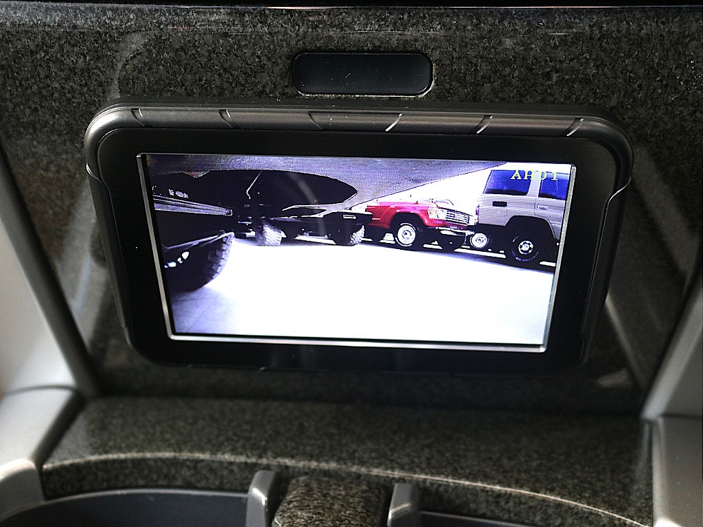 フロント下部も確認できるミニモニター付き！