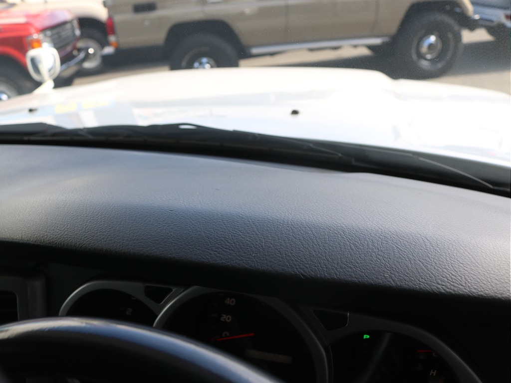 215サーフはダッシュボードに割れが出やすい車種ですが、この車両はとてもキレイです♪