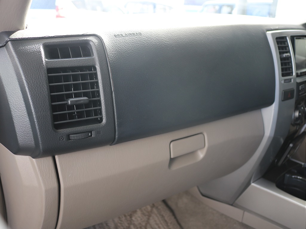 215サーフはダッシュボードに割れが出やすい車種ですが、この車両はとてもキレイです♪