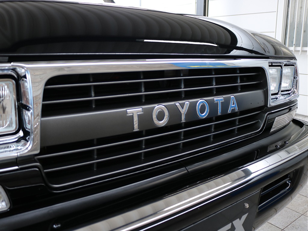 新品の中期型TOYOTAグリルになっております！
