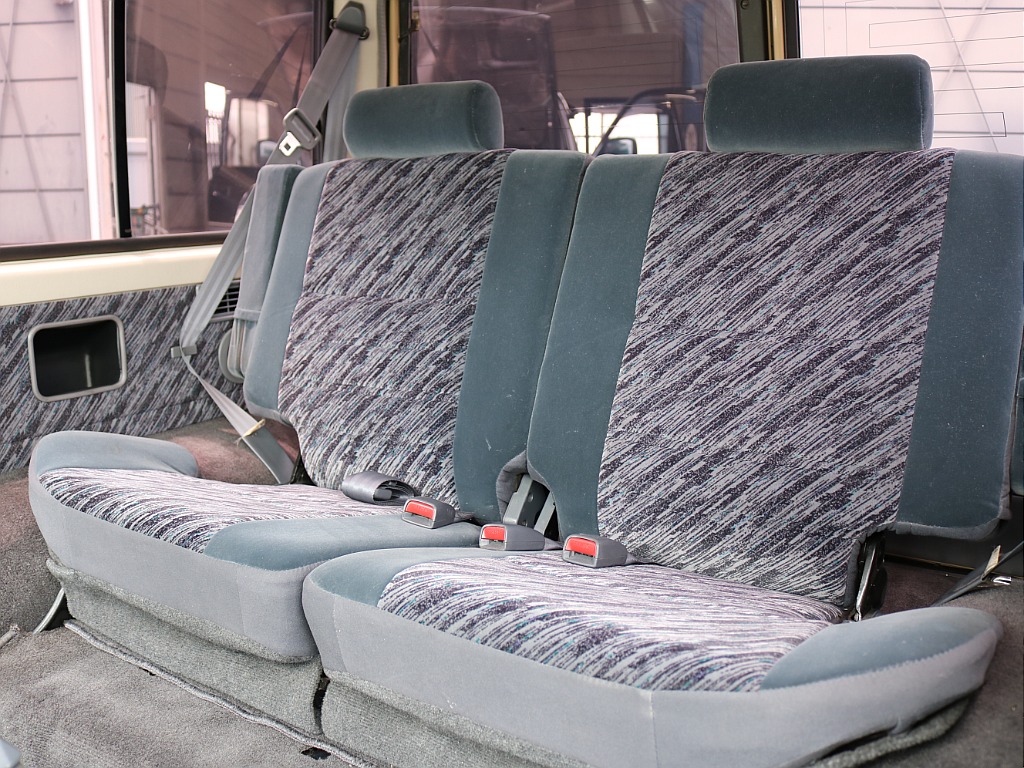 ２列目シートを使わないときは跳ね上げて荷台を広く使う事も出来ます！