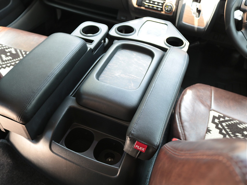 ドリンクホルダーや収納機能に加え、アームレストとしても使用でき、快適な運転姿勢をサポートします♪