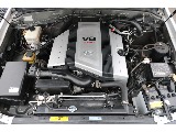 エンジンは言わずと知れたＶ８エンジン！静寂性＆パワーどちらにも優れておりますので、街乗りから高速走行までストレスなく快適なドライブが可能！