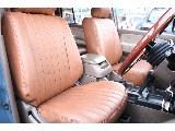 運転席はしっかりと体を包み込んでくれ、何時間でも座っていたくなるほど快適です♪