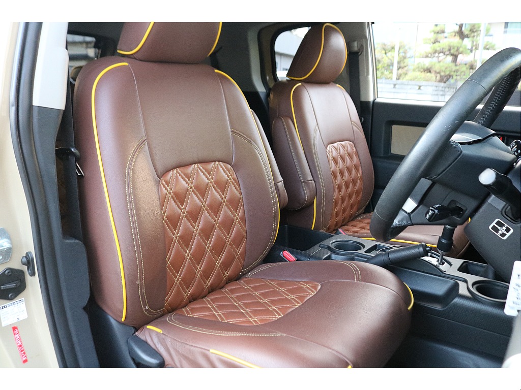 運転席は広々としており、長時間の運転でも疲れにくくなっております！また、コックピットのような内装で乗っているだけで気分が上がってしまいます♪