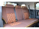 セカンドシートは普通乗用車に比べ狭めではありますが、長時間の乗車でも疲れにくい空間になっております！