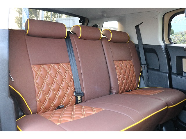セカンドシートは普通乗用車に比べ狭めではありますが、長時間の乗車でも疲れにくい空間になっております！