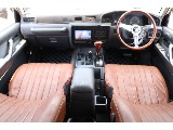 グレー内装×ブラウンシートカバー！ 共に落ち着いたカラーリングの為、リラックスしながら運転することができます！