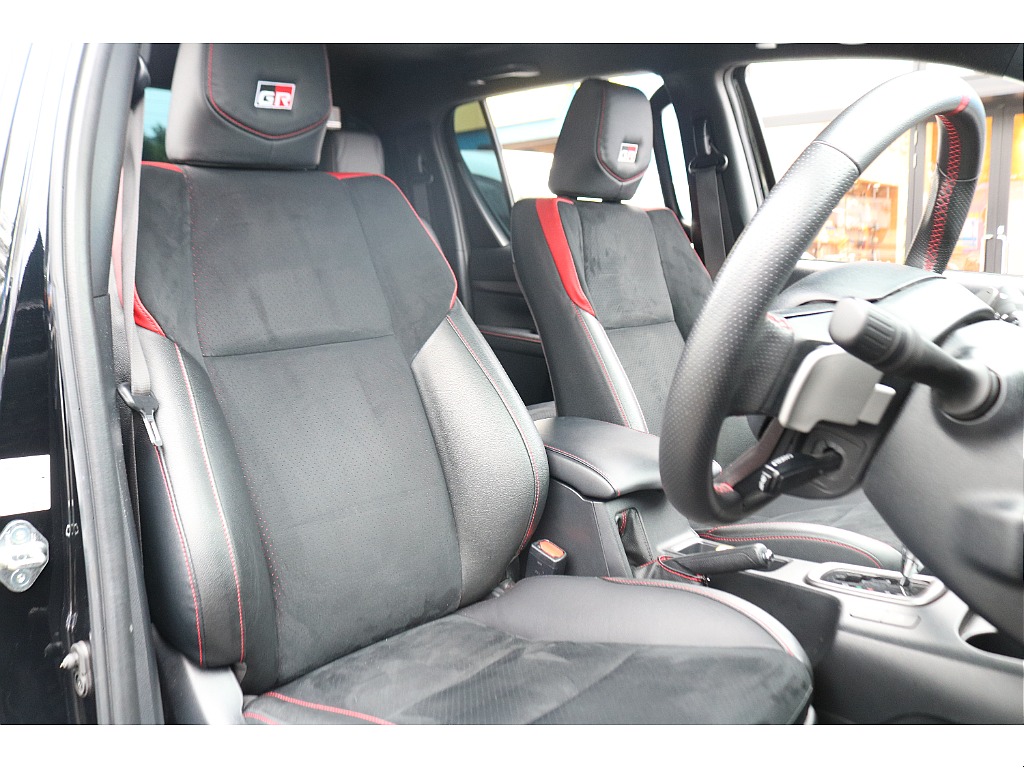 運転席は体へのフィット感が非常に高く、急なカーブ等でも体が安定します！