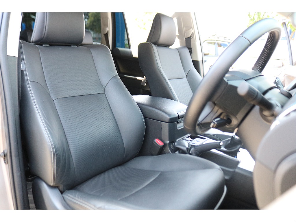 ベンチレーション機能付き！本革パワーシート！ぴったりとフィットするシートで運転支援もバッチリです！