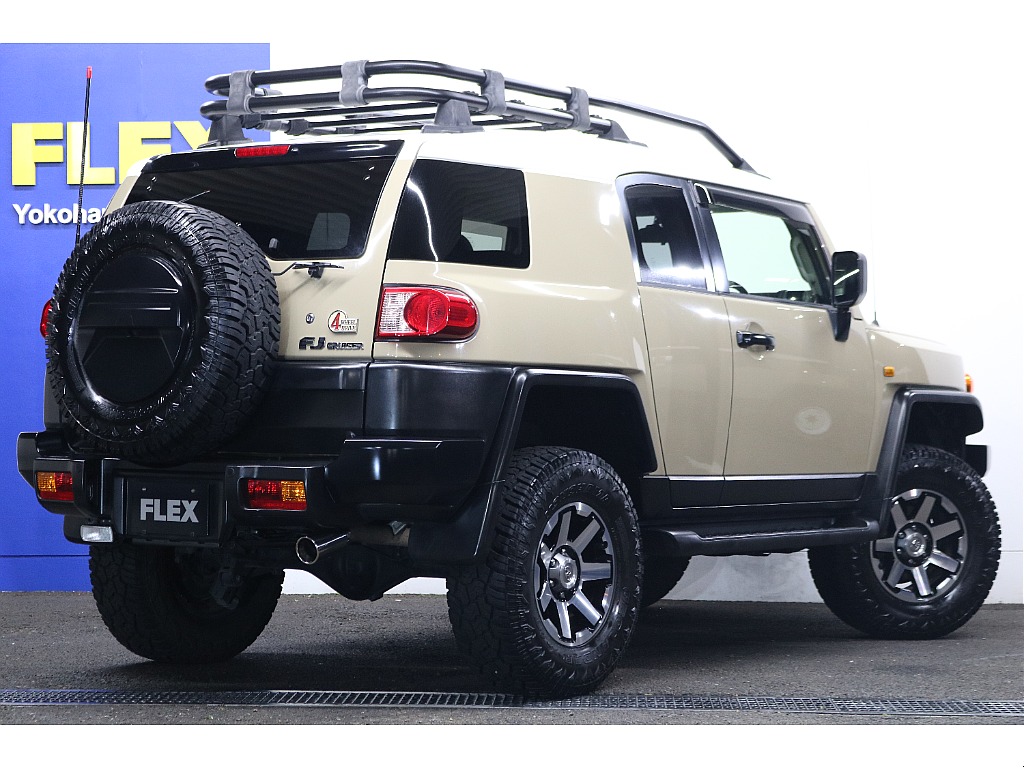 リアビュー！ 不フロントから見ると可愛らしいイメージのFJクルーザーですが、背面タイヤがあることでSUVのタフなイメージも見せてくれます！
