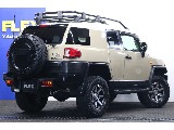 リアビュー！ 不フロントから見ると可愛らしいイメージのFJクルーザーですが、背面タイヤがあることでSUVのタフなイメージも見せてくれます！