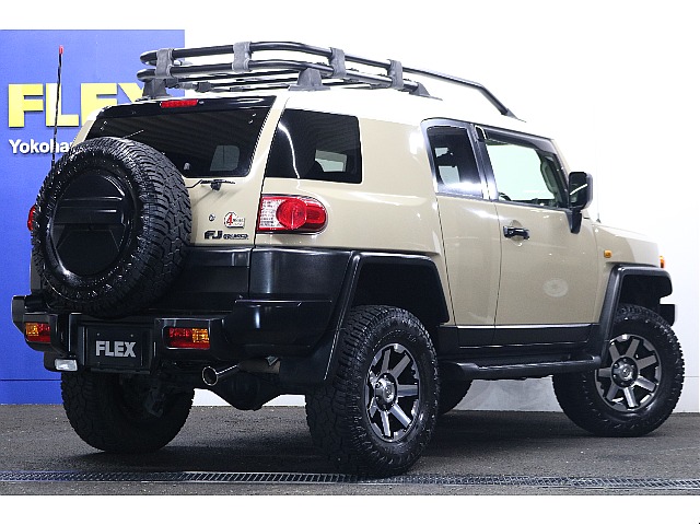 リアビュー！ 不フロントから見ると可愛らしいイメージのFJクルーザーですが、背面タイヤがあることでSUVのタフなイメージも見せてくれます！