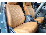 運転席です！クッション性の高いシートになりますので長時間座っていても苦にならず、非常に座り心地がよくなっております！