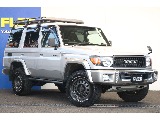 フロントバンパーにはモデリスタ製のフォグランプとLEDライトが装着されています。