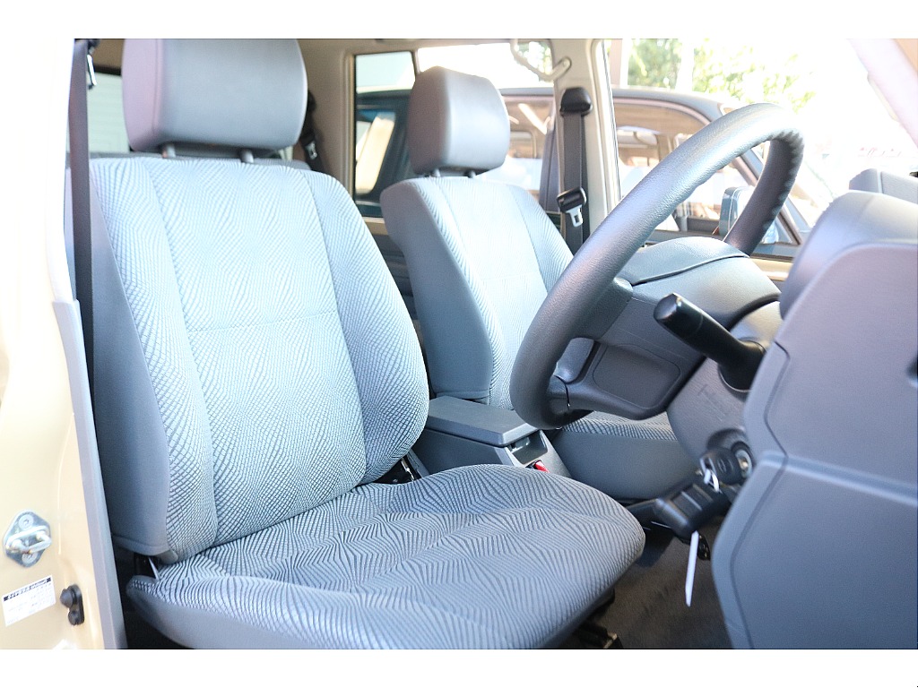 運転席はシートのへたりなど見受けられず、綺麗な状態です！