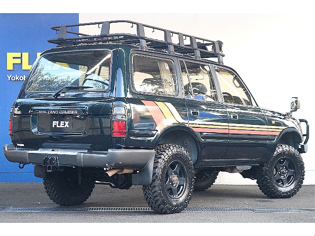 リアビュー！スモークテールレンズにテールカバーが付いており、締った印象になります！