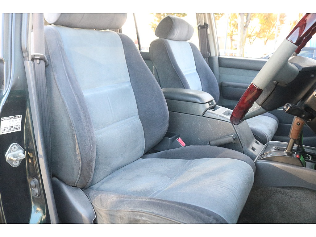 運転席は長距離運転でも疲れにくいクッション性のあるシートになります！