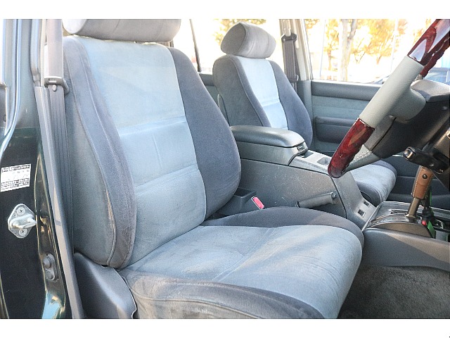 運転席は長距離運転でも疲れにくいクッション性のあるシートになります！