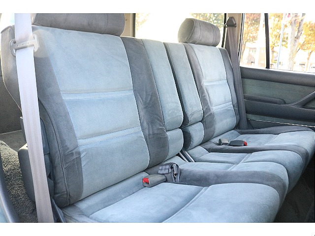 セカンドシートは成人男性2名が乗車しても余裕のあるスペースが確保してあります！