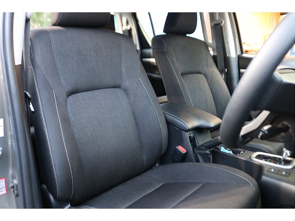 Zグレード専用上級ファブリックシート！ 通気性抜群で暑い時期の運転もストレスフリーです！