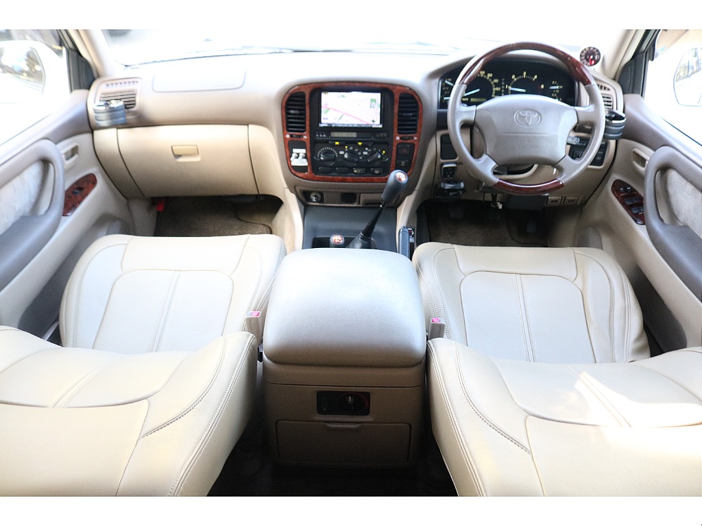 ベージュ内装！ 各部ウッドパーツを採用しており、高級感のあふれる車内になっております♪