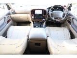 ベージュ内装！ 各部ウッドパーツを採用しており、高級感のあふれる車内になっております♪