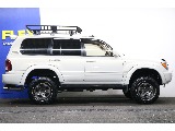 サイドステップ付きの為、高い車高での乗り降りも安心して行っていただけます
