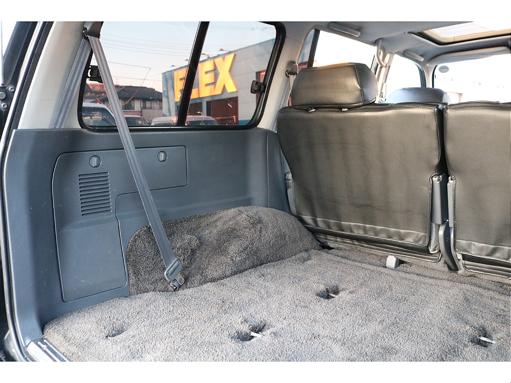 汚れや傷のつきやすいラゲッジルームですが綺麗な状態を保っております！