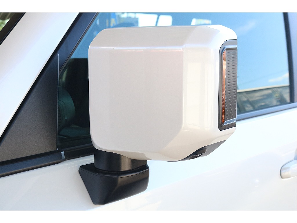 サイドミラーは原点回帰の四角スタイル