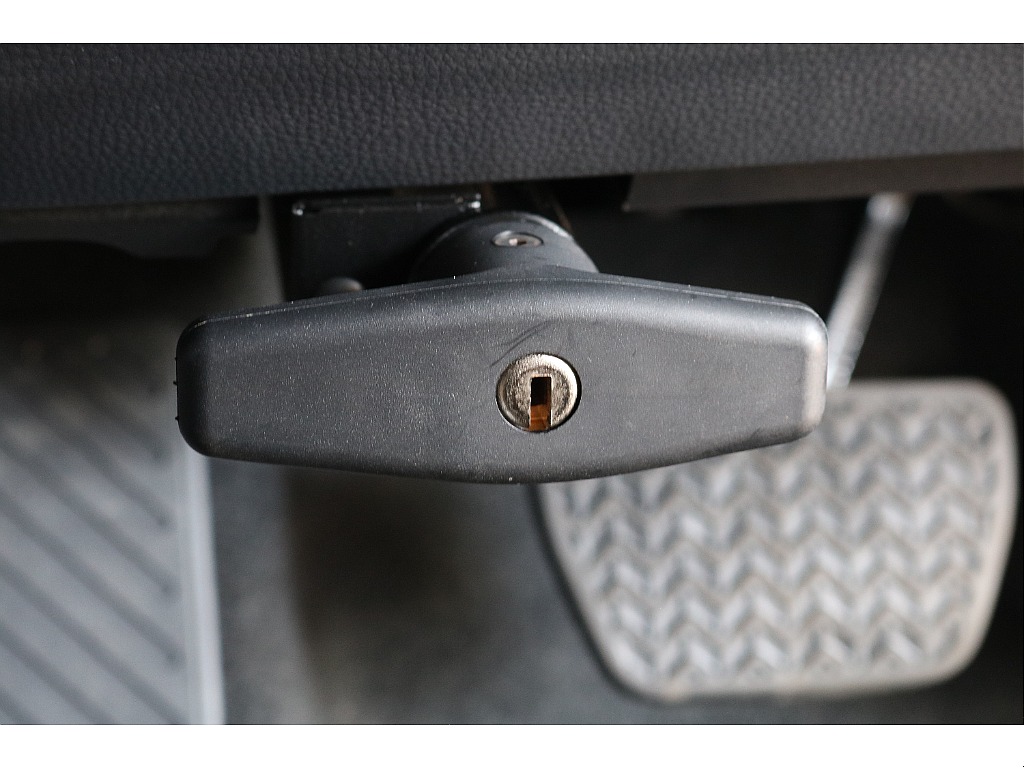 ブレーキペダルロックでセキュリティもばっちり！