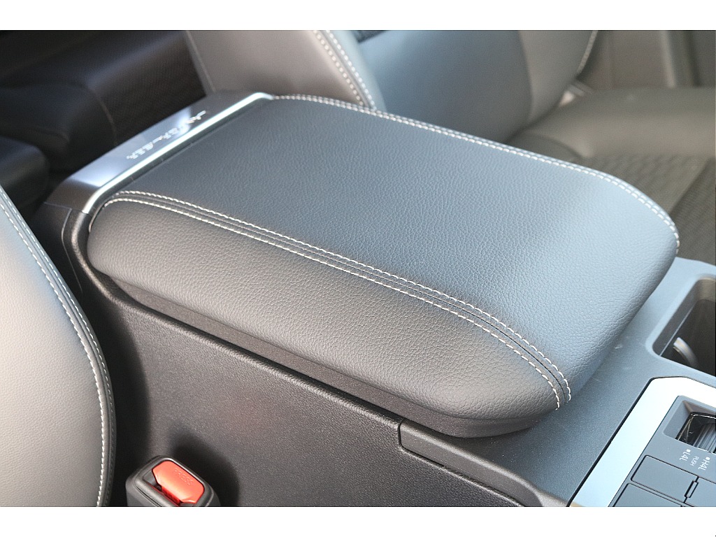 センターコンソールは肘置きとしてもしっかりご利用いただけます！