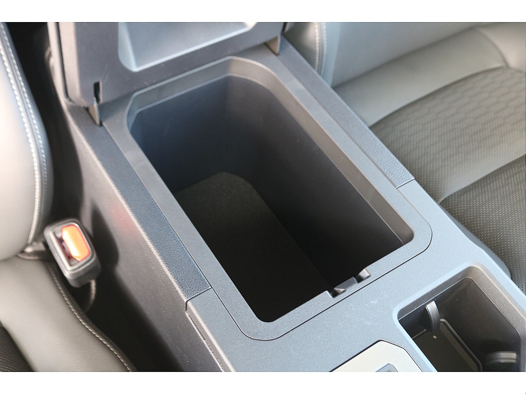 大容量のセンターコンソール！ 小物はもちろん、ウエットティッシュなども場所を取らずに常備できます♪