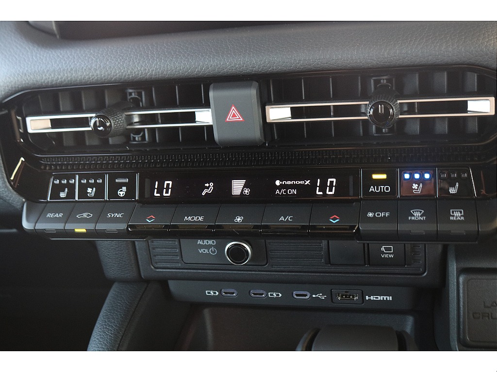 スイッチ周りです！ シートエアコンなどの装備もございますので快適に乗車していただけます♪