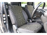 ファブリックシートとなり通気性抜群の為、夏場でもストレスなく運転できます！