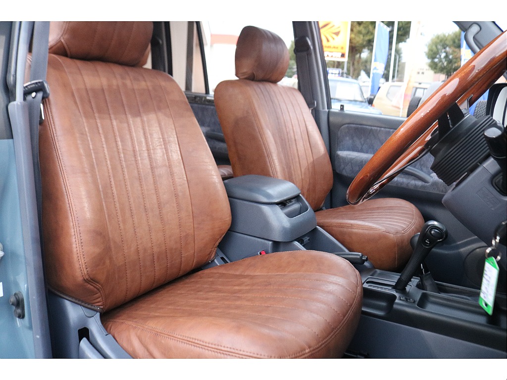 運転席はクッション性が高く、長距離運転でも疲れにくくなっております！