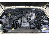 エンジンルーム内。4.5L直列6気筒【1FZ-FEエンジン】パワフルで滑らかな走りが特徴。