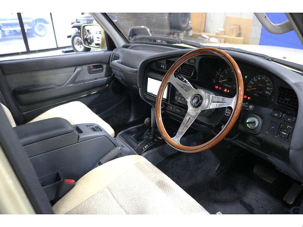 運転席に乗り込むお客様の目線に注力した画角となっており、こちらのお写真からイメージを沸かせていただけましたら幸いです。