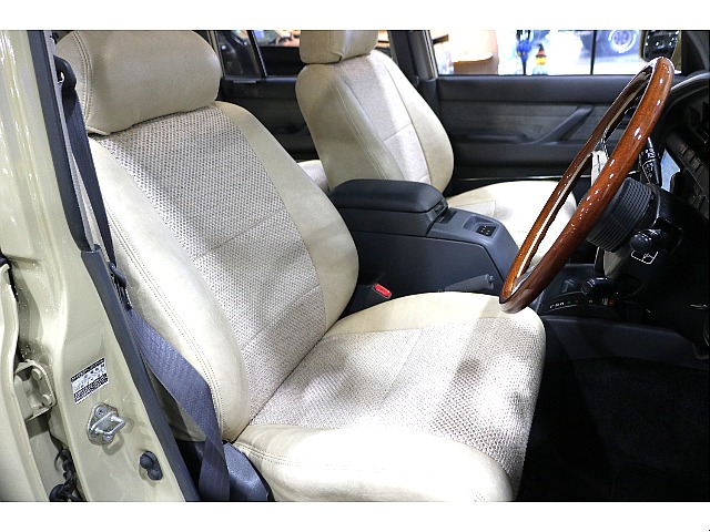 シートカバーは外装色と似ている物を使用。外から見ても中との統一感がありGOOD。