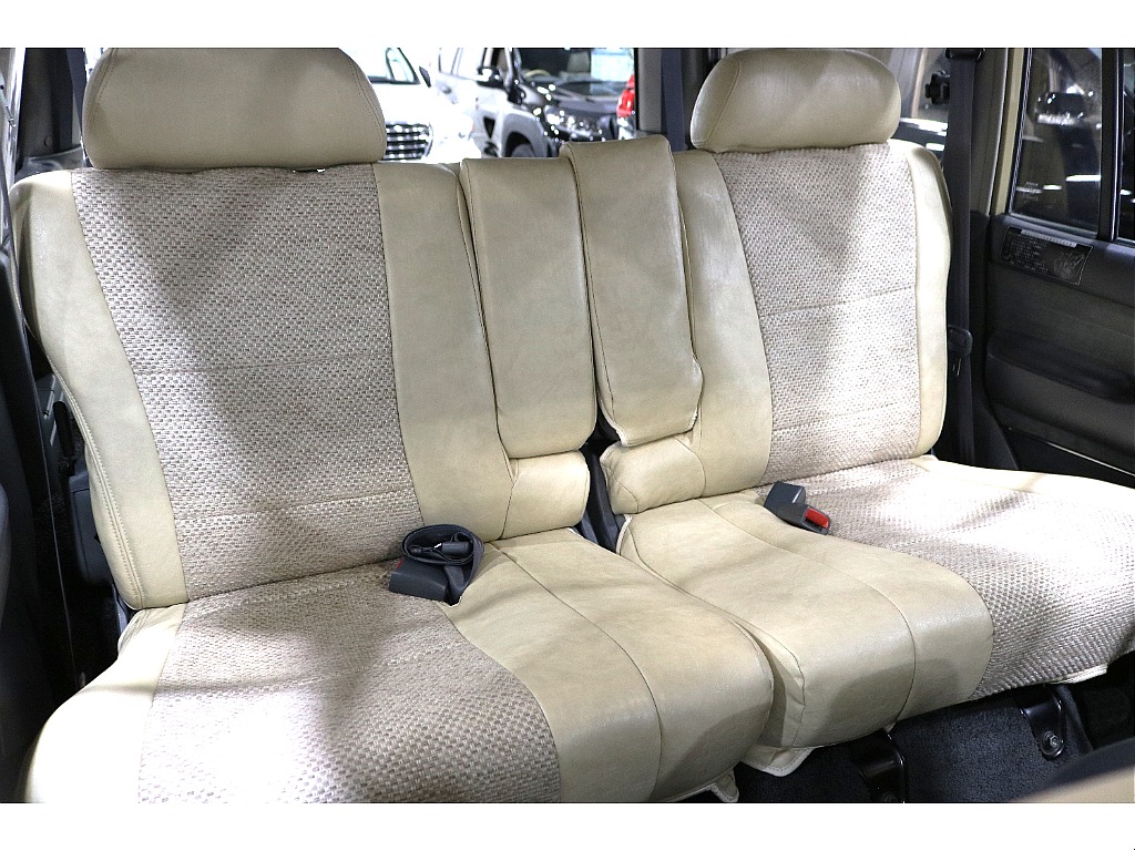 運転席同様にシートカバーの破れなどもなく、ホワイト調ですが汚れなどなく良いコンディションとなっております。