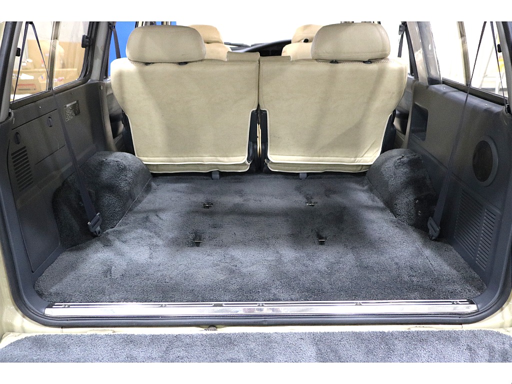 ランクル80のラゲッジルームは広大で、たくさんの荷物と思い出を乗せ走らせてくれるこでしょう！