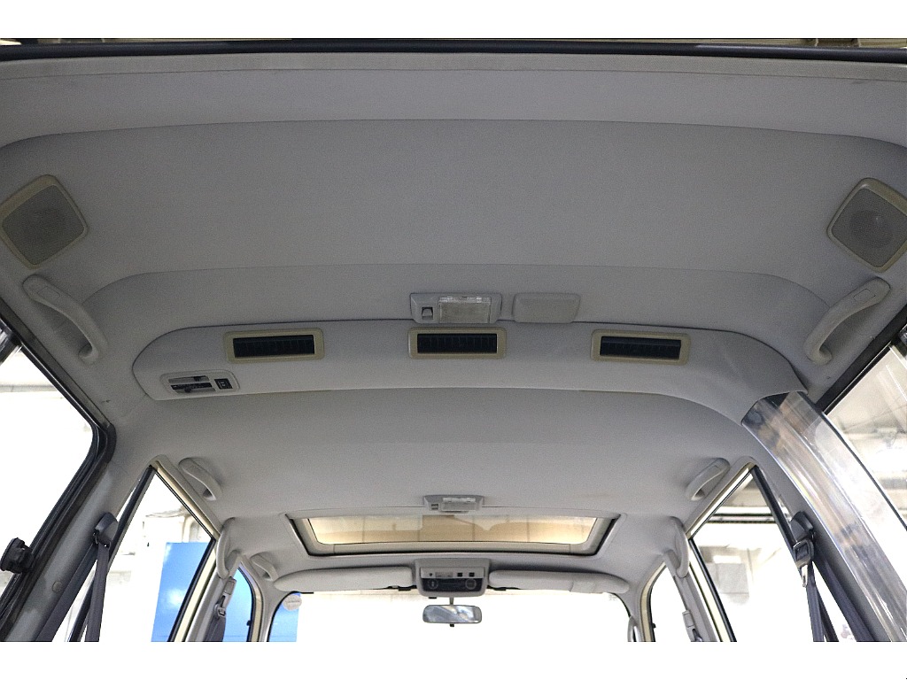 天張りも良好で、後部エアコンがあるのは後部座席の方も快適に過ごしていただける嬉しいポイントの一つです。