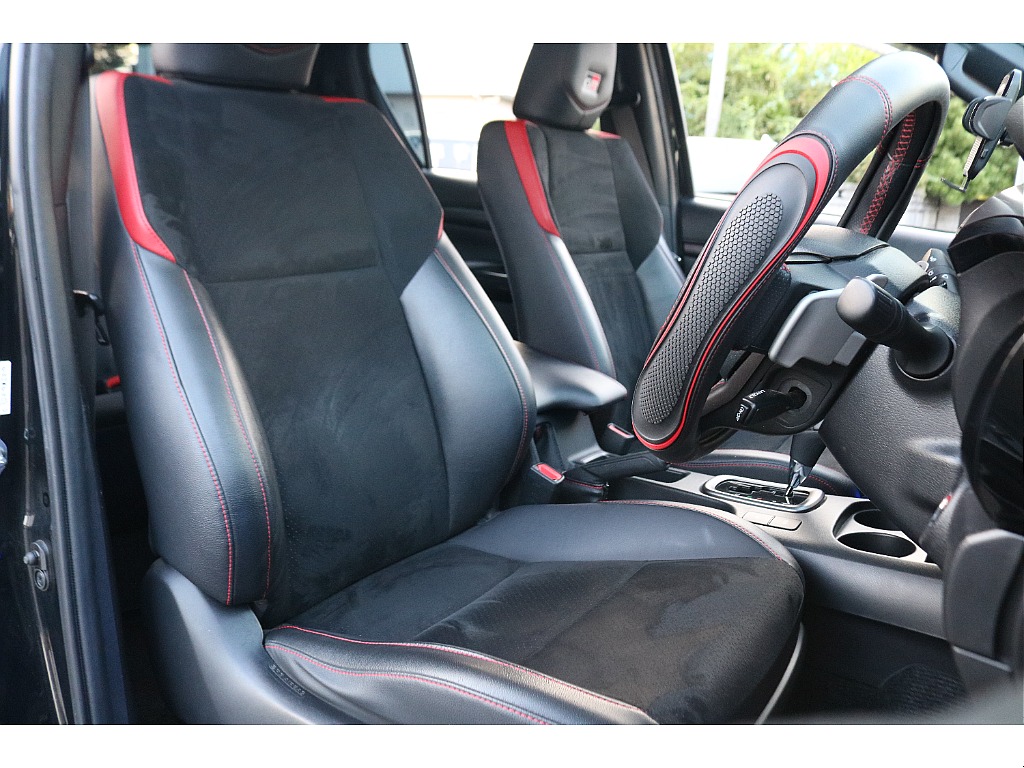 運転席は体をしっかり固定してくれる立体感のあるシートになっております！