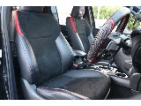 運転席は体をしっかり固定してくれる立体感のあるシートになっております！